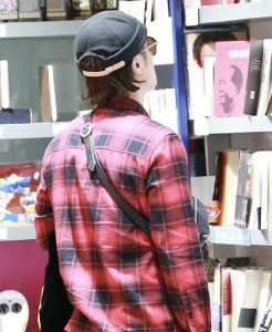 ​蒋劲夫家暴风波后现身 逛书店吃快餐休闲自在