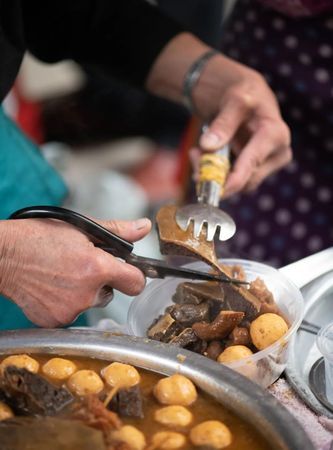 地摊上面卖的那种牛杂怎么做的