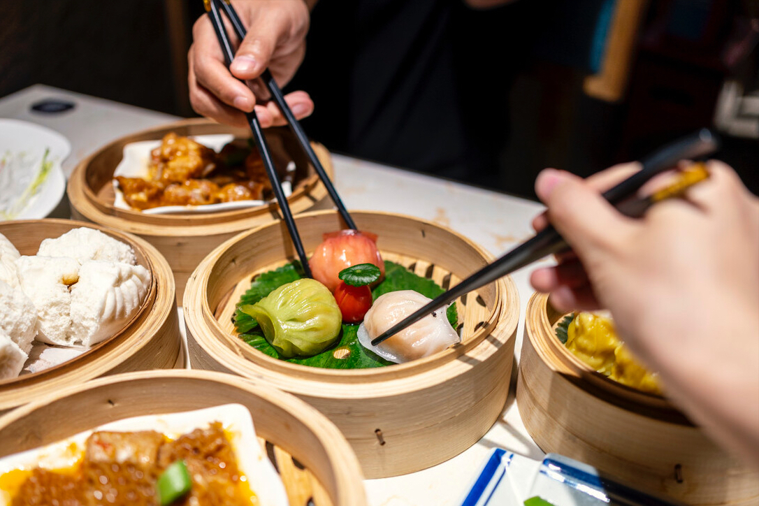 倒茶时用手指敲桌子（其中有6个规矩很重要）