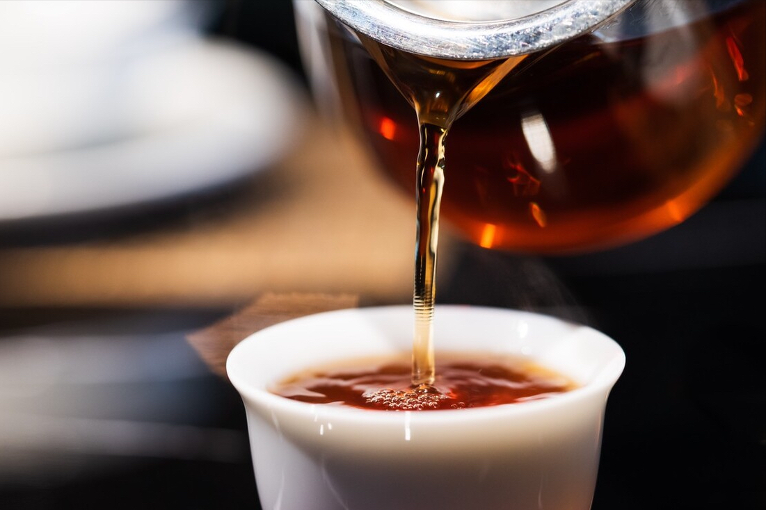 倒茶时用手指敲桌子（其中有6个规矩很重要）