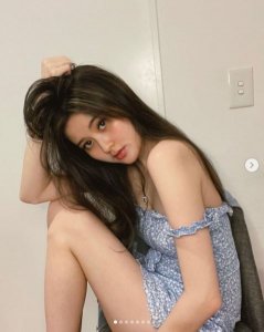 ​孙芸芸女儿辣穿「膝上10CM短裙」！笔直筷子腿美翻网：女神