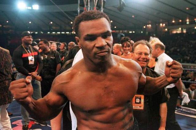 牧羊犬扑咬（袋鼠打趴拳手让女教练装死）(23)