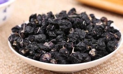 ​黑枸杞泡水喝有什么用处(枸杞泡水喝有什么作用与功效)