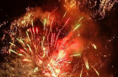 ​关于为什么春节要贴春联和放鞭炮的传说