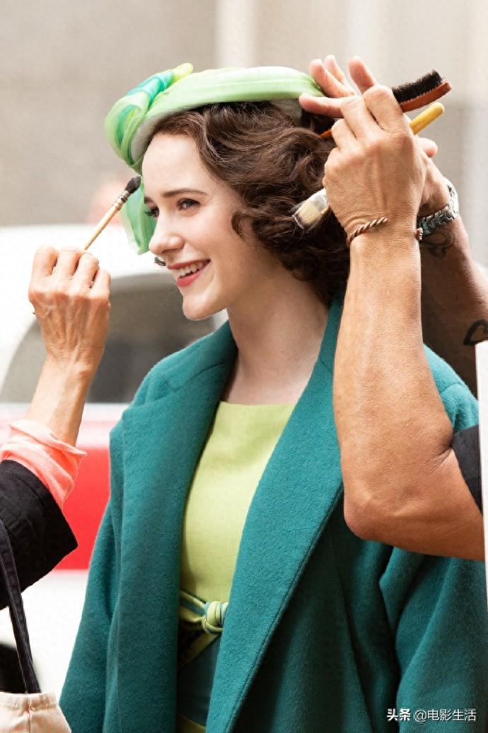 《了不起的麦瑟尔夫人》再曝高清片场照，女主瑞秋美爆了