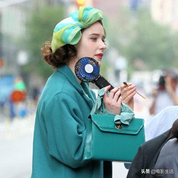 《了不起的麦瑟尔夫人》再曝高清片场照，女主瑞秋美爆了