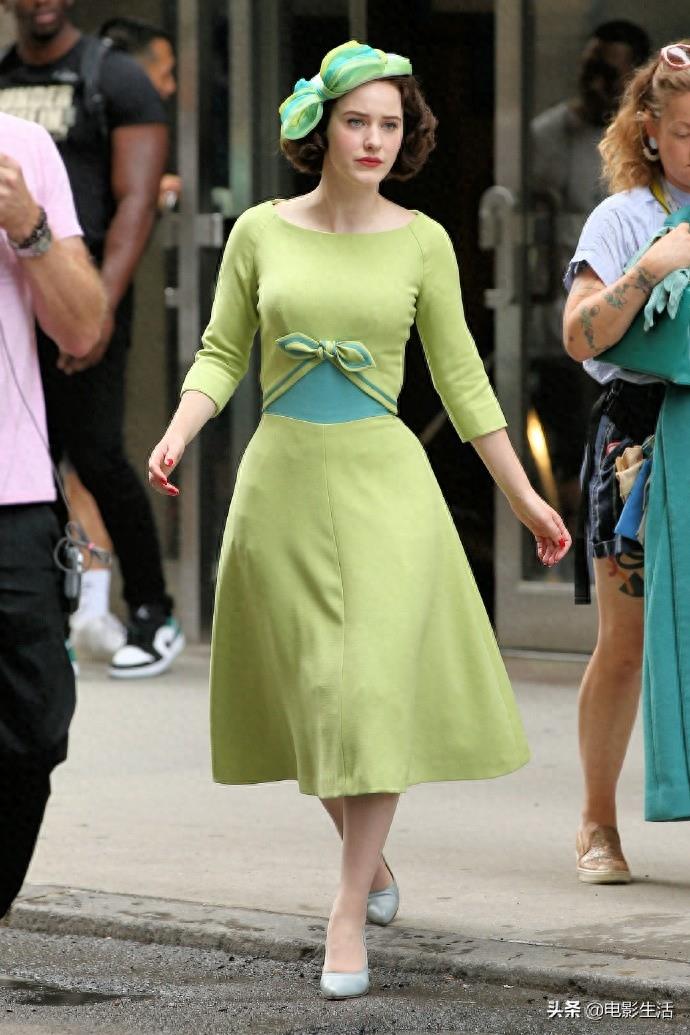 《了不起的麦瑟尔夫人》再曝高清片场照，女主瑞秋美爆了