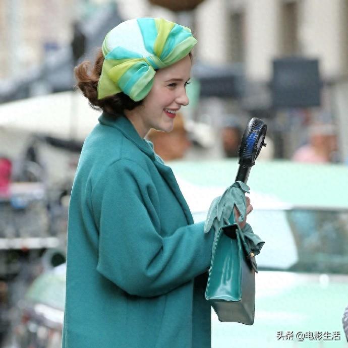 《了不起的麦瑟尔夫人》再曝高清片场照，女主瑞秋美爆了