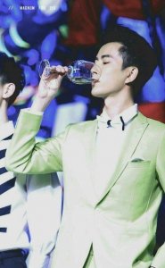 ​被于朦胧的新照片惊艳, 这还是当年那个怯生生的小孩吗?