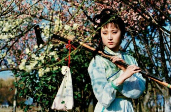 黛玉葬花表达了什么:多愁善感的性格(是书中经典片段)