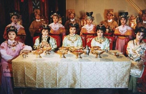 黛玉葬花表达了什么:多愁善感的性格(是书中经典片段)