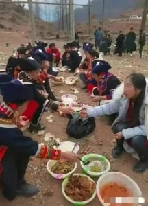 ​凉山彝族人蹲地吃饭陋习：强制废除的呼声