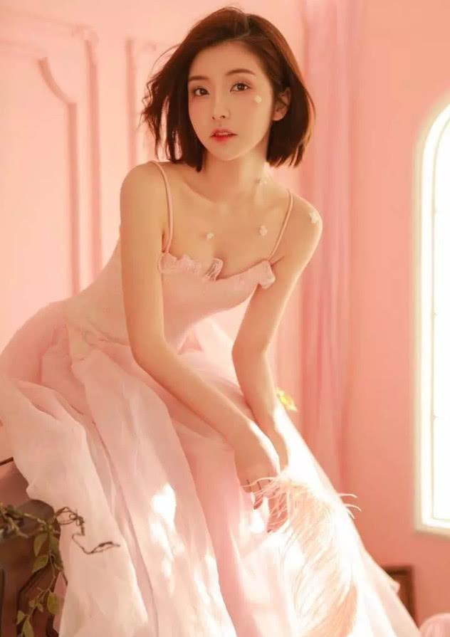 豆得儿穿粉裙甜美可人，剪短头发像换张脸，难怪曾能迷倒王思聪