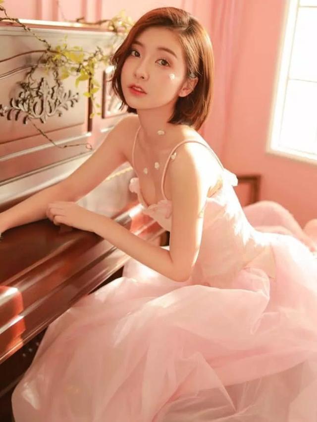 豆得儿穿粉裙甜美可人，剪短头发像换张脸，难怪曾能迷倒王思聪