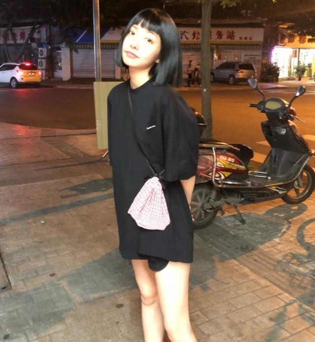 豆得儿穿粉裙甜美可人，剪短头发像换张脸，难怪曾能迷倒王思聪