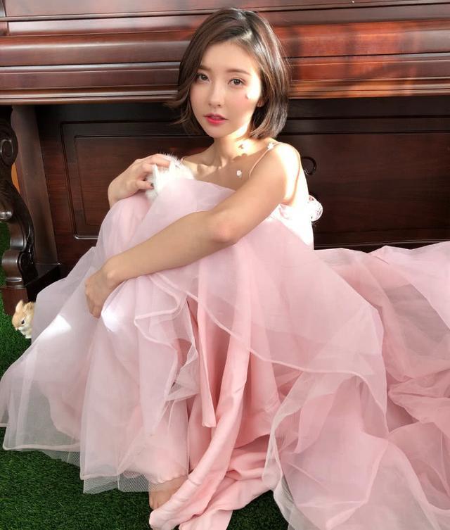 豆得儿穿粉裙甜美可人，剪短头发像换张脸，难怪曾能迷倒王思聪