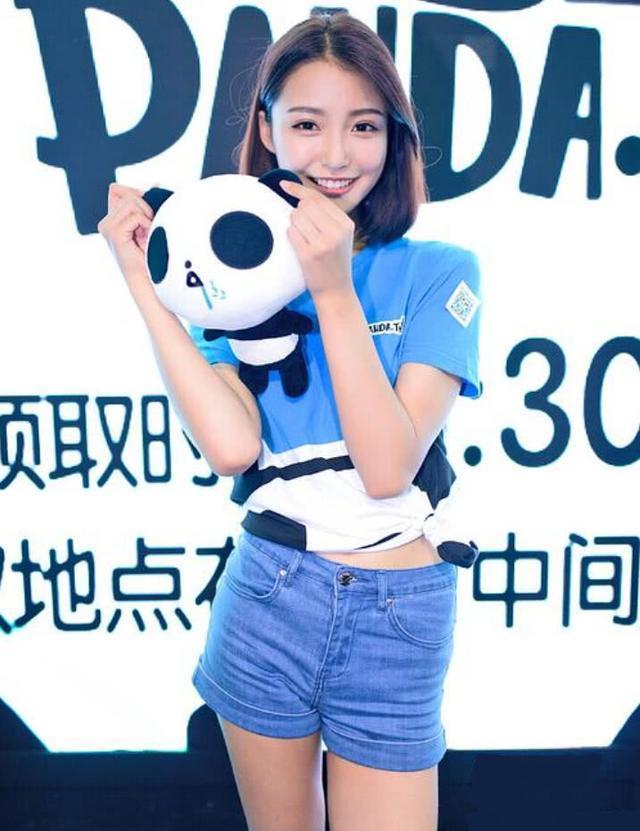 豆得儿穿粉裙甜美可人，剪短头发像换张脸，难怪曾能迷倒王思聪