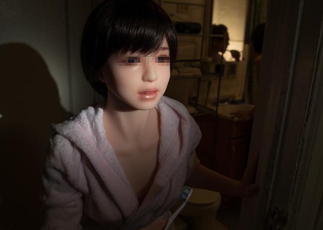 日本男子与自己的“硅胶女友”的日常，生活温馨恩爱有加