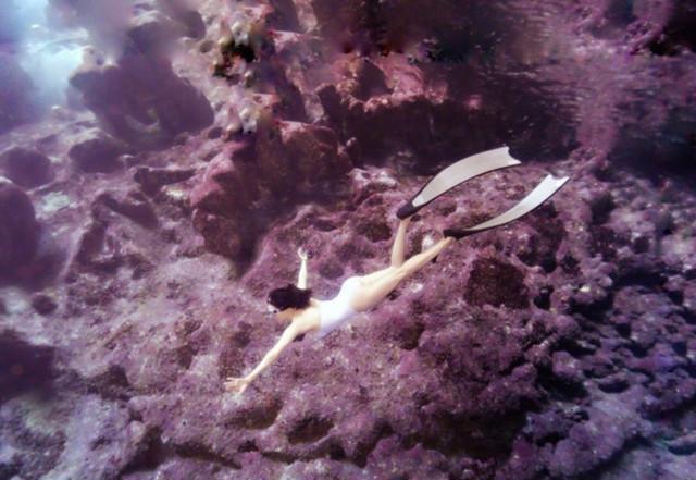 人鱼夫妇水下秀恩爱, 钟丽缇性感身材超抢镜