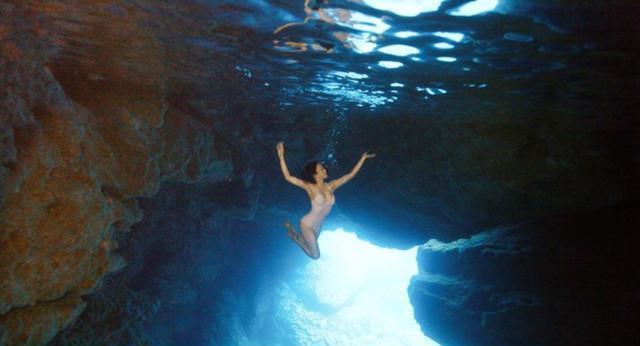 人鱼夫妇水下秀恩爱, 钟丽缇性感身材超抢镜