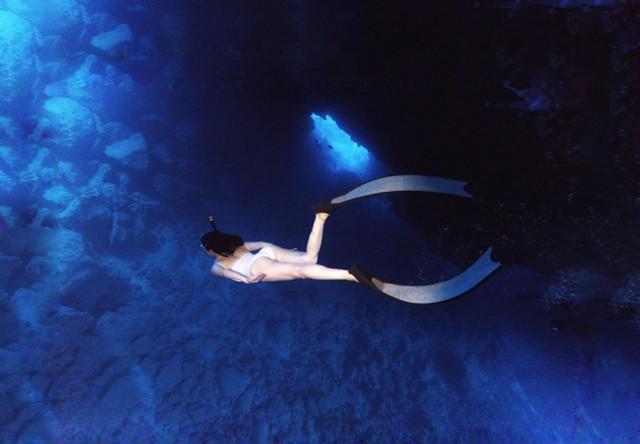 人鱼夫妇水下秀恩爱, 钟丽缇性感身材超抢镜