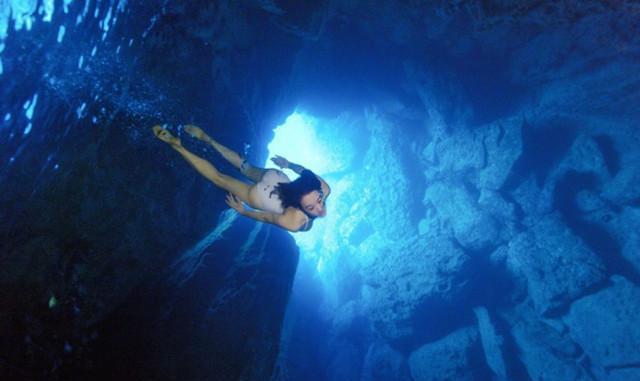 人鱼夫妇水下秀恩爱, 钟丽缇性感身材超抢镜