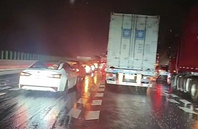 ​司机称在大广高速堵车超12小时，出行热线：路面结冰车流量大，交警进行了管制