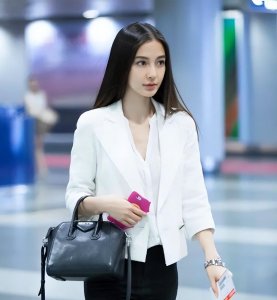 ​杨颖通宵赶飞机回家，5岁小海绵接机超兴奋，身边帅气男子引热议