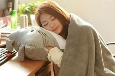 ​女朋友肚子疼怎么安慰？只会一句多喝热水你就死定了