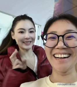 ​44岁张柏芝现身广东深圳，穿紧身裤扎高马尾太减龄，宛如20岁少女