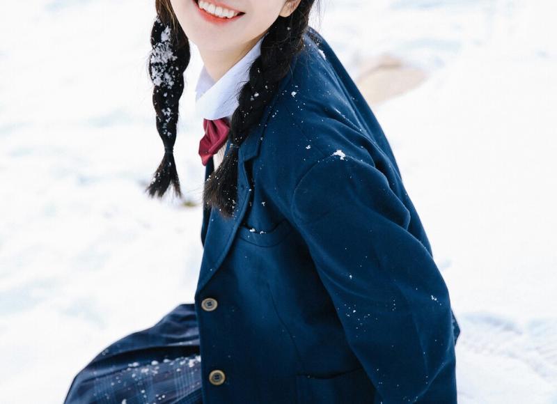 是个一月，第二次见面，相亲男试探性的对我肢体接触，拉手，说明什么？（我对他有好感）