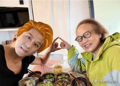 ​邓超与妈妈搞怪合照，比心嘟嘴变可爱傻大儿，调皮撒娇被揍了一顿