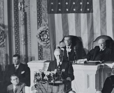 ​“目标马路路灯，投弹”：中日开战来，日本首次遭到“轰炸”