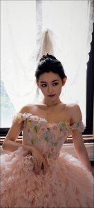 ​能把人迷的晕头转向的蒋依依，除了美还是美，五官精致，摇曳生姿