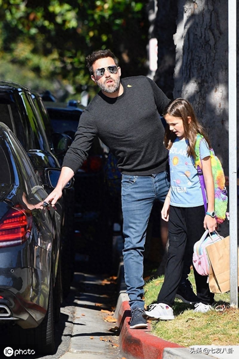 荷尔蒙爆棚！本·阿弗莱克黑衣搭牛仔秀型男身材，健硕胸肌夺人眼