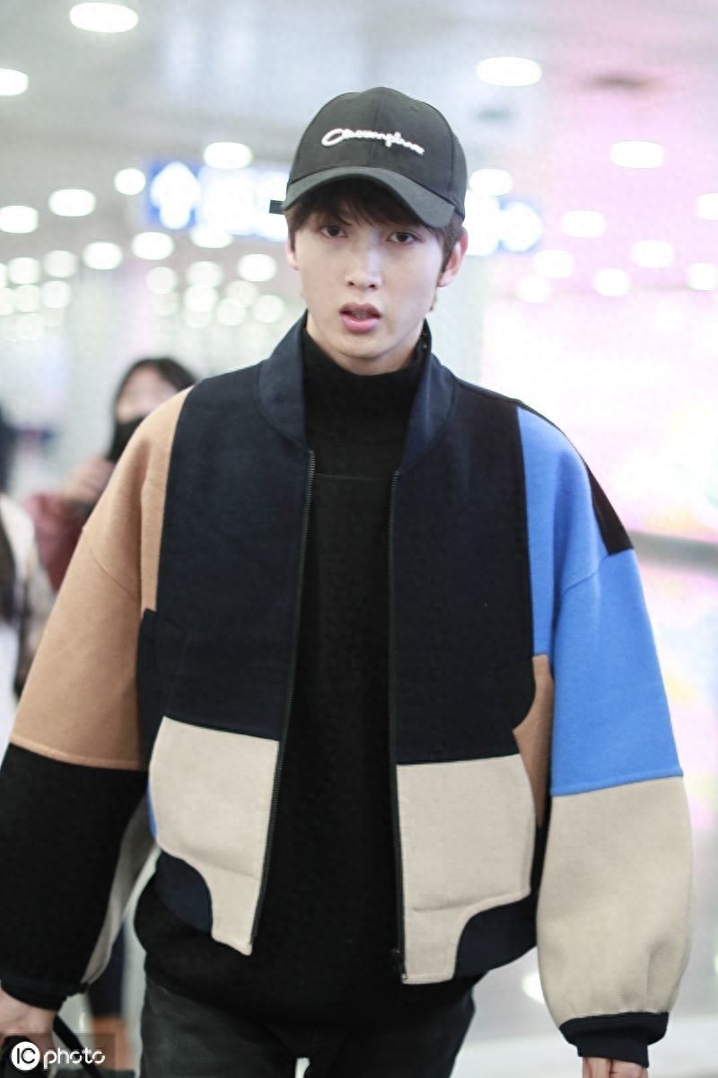 身材不输模特!陈宥维一身休闲装帅气有型,素颜现身颜值抗打