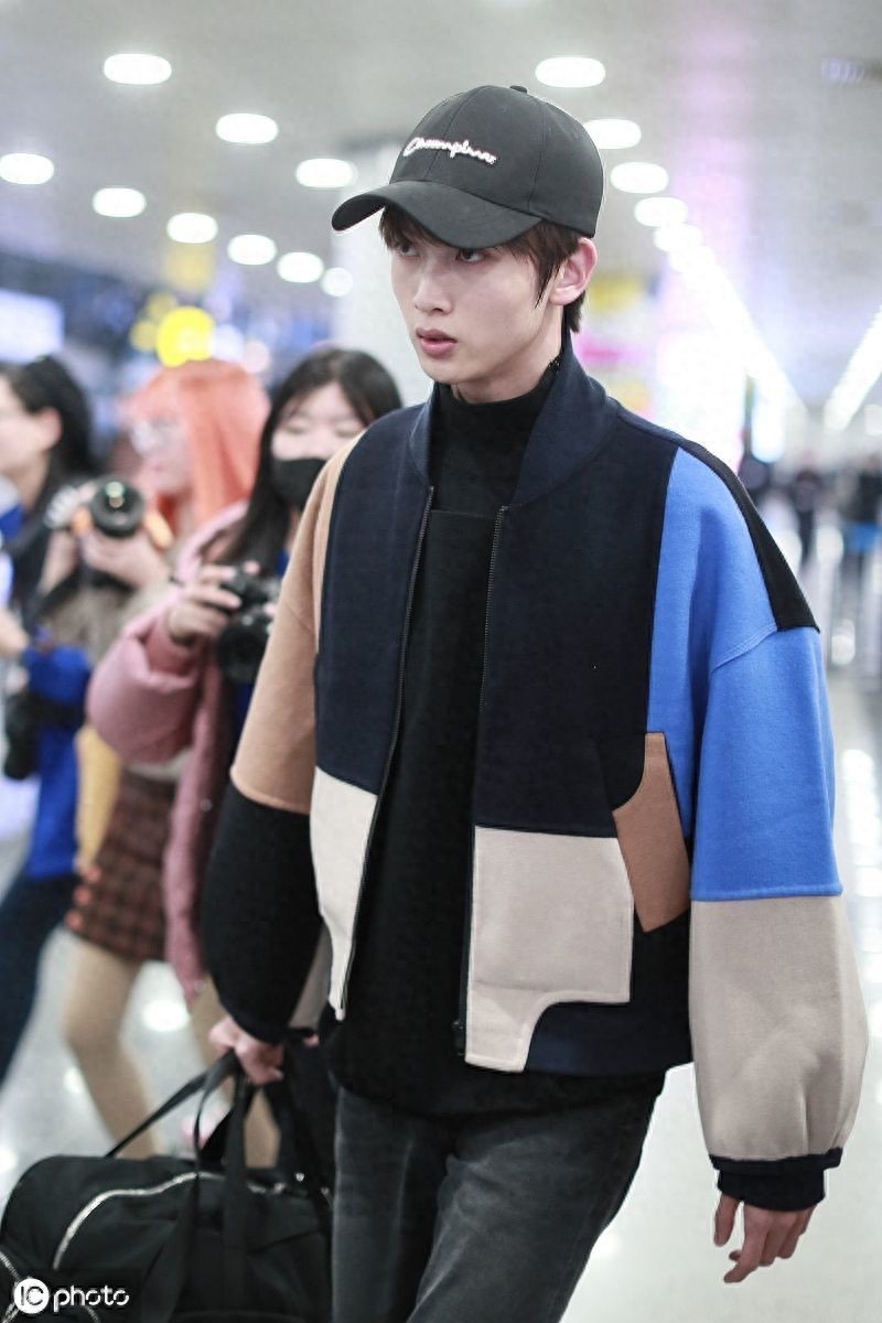 身材不输模特!陈宥维一身休闲装帅气有型,素颜现身颜值抗打