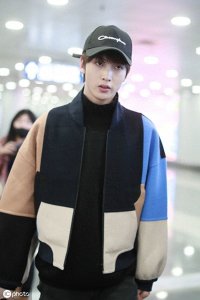 ​身材不输模特！陈宥维一身休闲装帅气有型，素颜现身颜值抗打