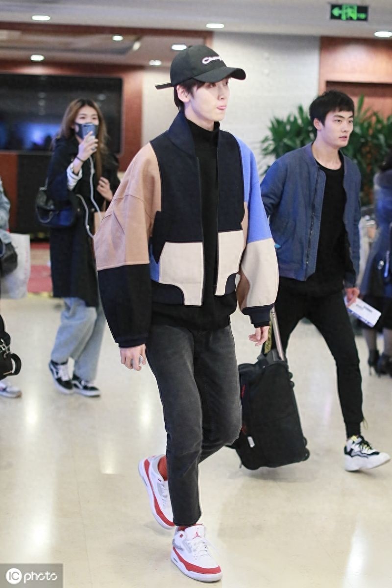 身材不输模特!陈宥维一身休闲装帅气有型,素颜现身颜值抗打