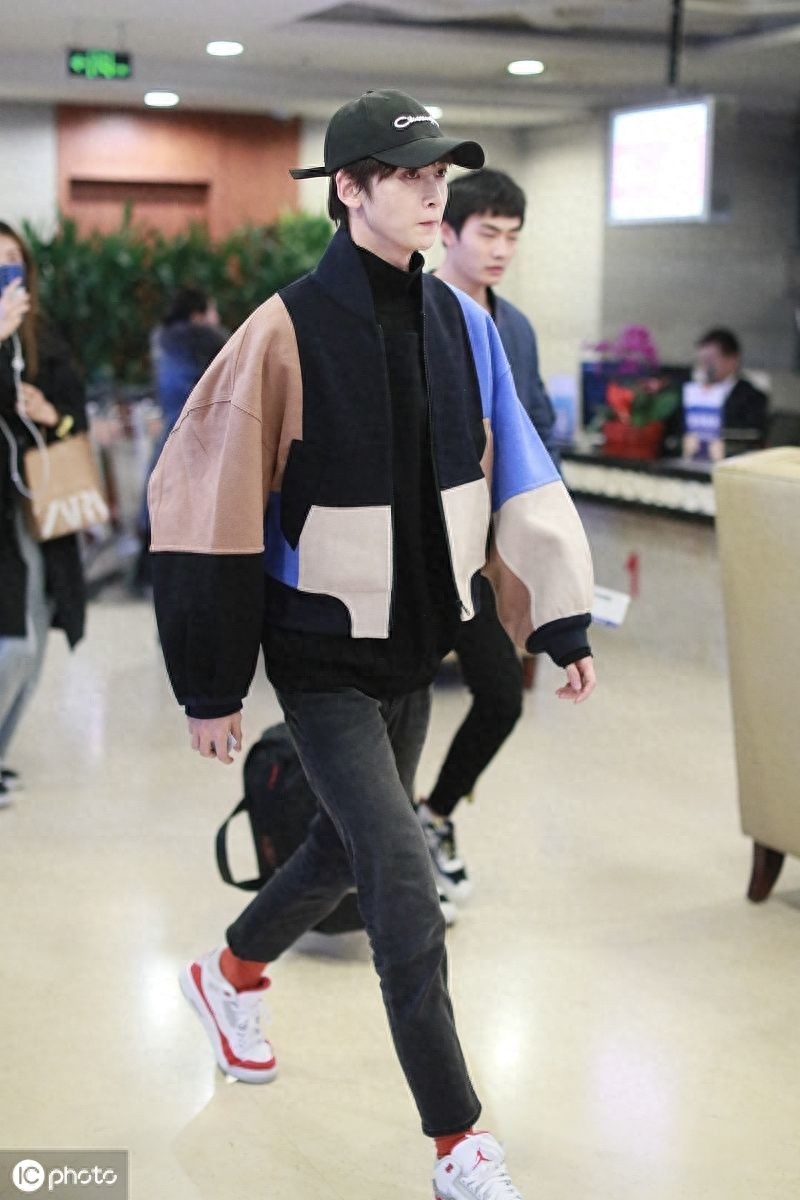 身材不输模特!陈宥维一身休闲装帅气有型,素颜现身颜值抗打