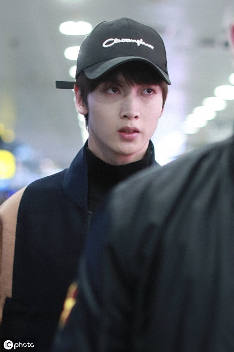 身材不输模特!陈宥维一身休闲装帅气有型,素颜现身颜值抗打