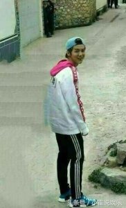 ​驼背到底有多丑？看看杨幂和鹿晗就知道了