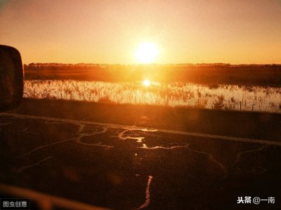 ​中国对联出句：日落长沙秋色远；请你对句