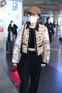 ​孙怡素颜穿大花棉服走机场 时髦中带些许乡土气息