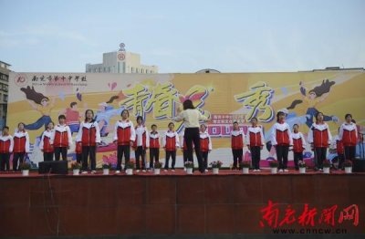 ​南充十中春之韵文化艺术节开幕 初中部青春花样秀靓丽登场