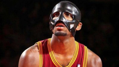 ​欧文面骨骨折，或戴面具打季前赛 昨天球队曾称其没啥大事