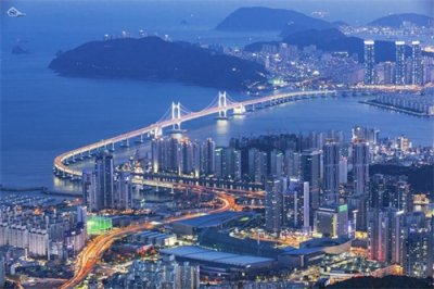 ​釜山广域市位于半岛东南端，是韩国第二大城市和第一大港口城市