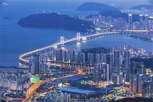 釜山广域市位于半岛东南端，是韩国第二大城市和第一大港口城市