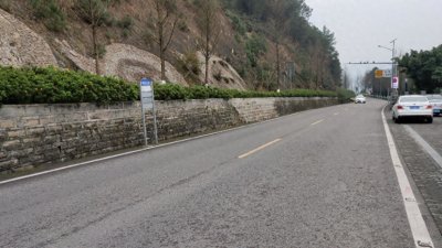 ​重庆渝新欧铁路起点，半山腰上设一个观景台，此处环境不错。