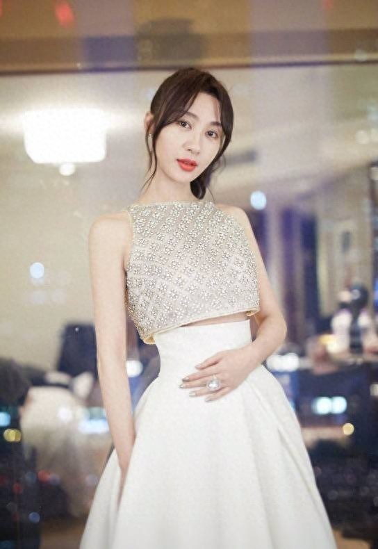 李菲儿:颜值演技俱佳,身材性感,很迷人